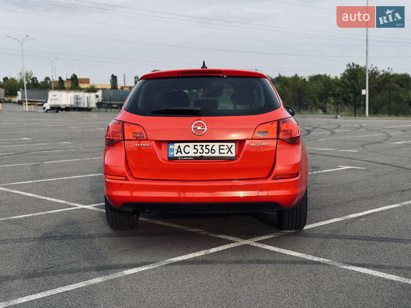 Універсал Opel Astra 2012 в Рівному