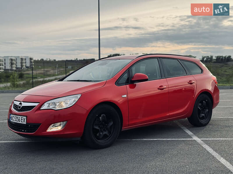 Універсал Opel Astra 2012 в Рівному