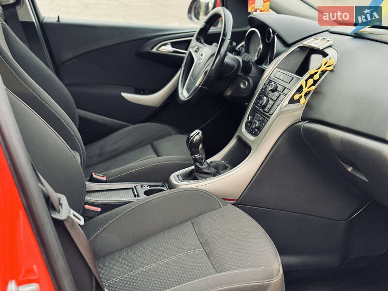 Універсал Opel Astra 2012 в Рівному