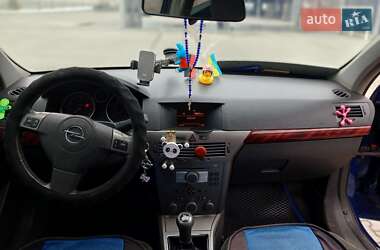 Хэтчбек Opel Astra 2005 в 