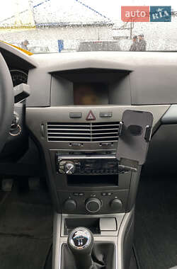 Хэтчбек Opel Astra 2005 в 