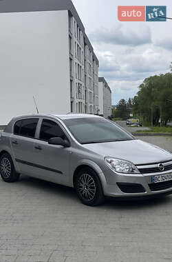 Хэтчбек Opel Astra 2004 в Новояворовске