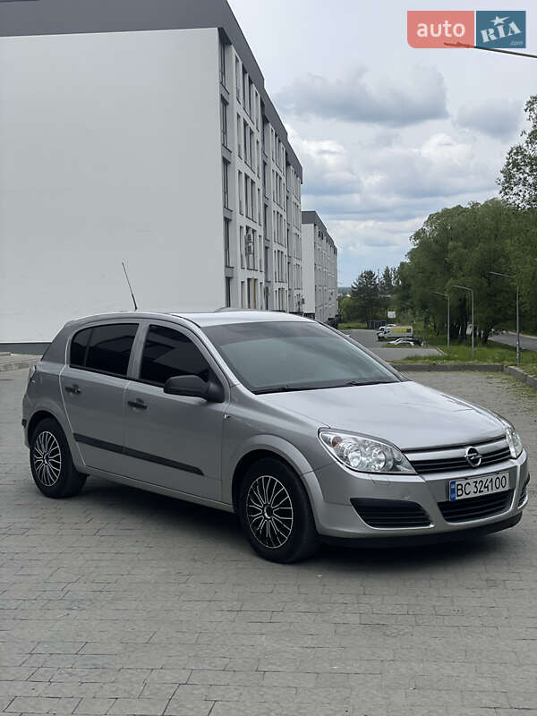 Хетчбек Opel Astra 2004 в Новояворівську