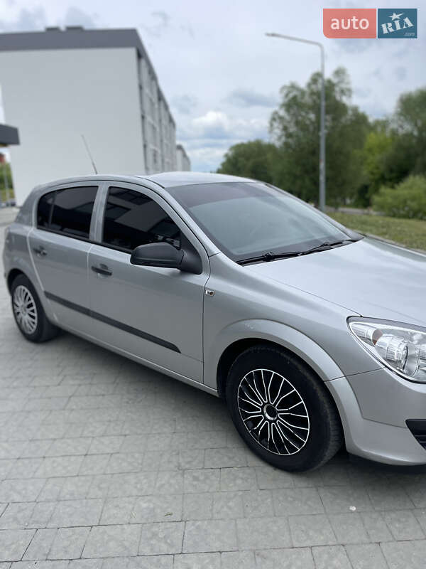 Хетчбек Opel Astra 2004 в Новояворівську