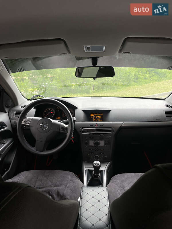 Хетчбек Opel Astra 2004 в Новояворівську