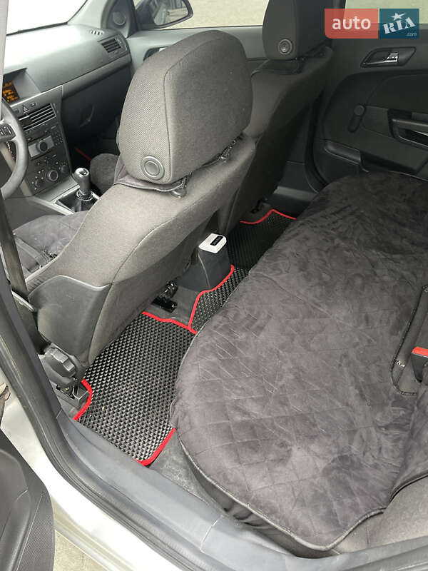 Хетчбек Opel Astra 2004 в Новояворівську