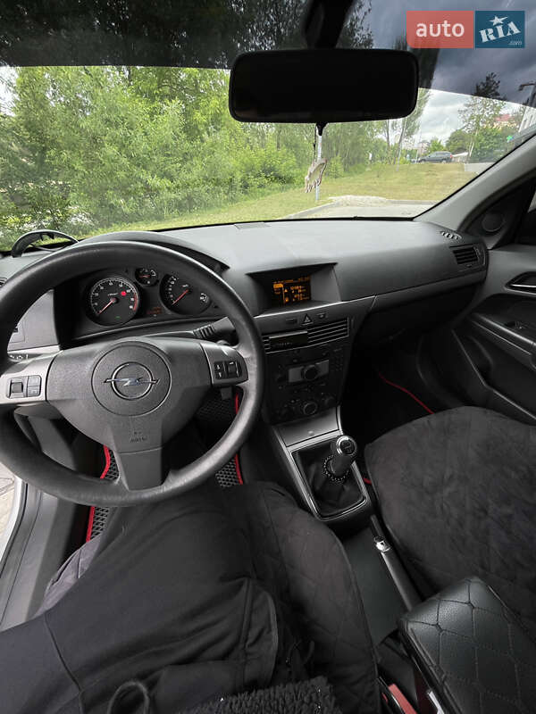 Хетчбек Opel Astra 2004 в Новояворівську