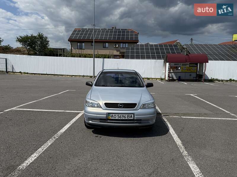 Седан Opel Astra 2005 в Ужгороде
