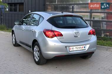 Хэтчбек Opel Astra 2011 в 