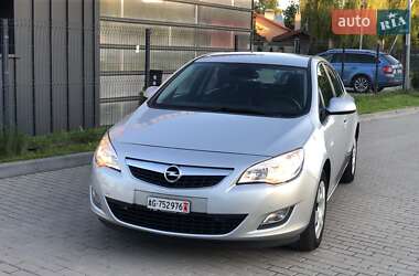 Хэтчбек Opel Astra 2011 в 