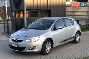 Хэтчбек Opel Astra 2011 в 