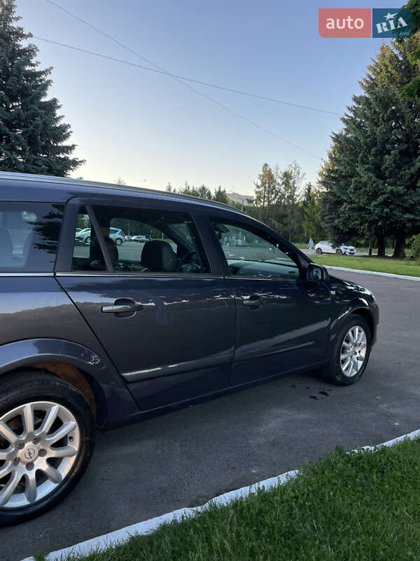 Универсал Opel Astra 2010 в Ровно