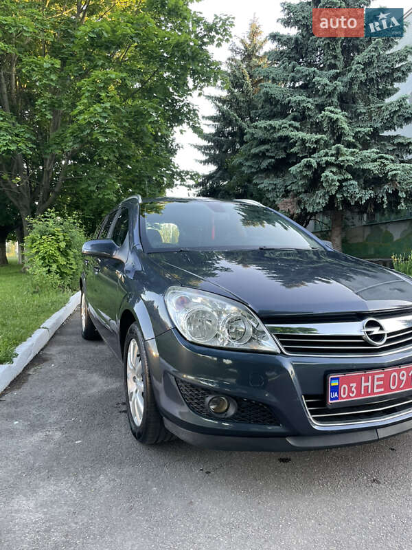 Универсал Opel Astra 2010 в Ровно