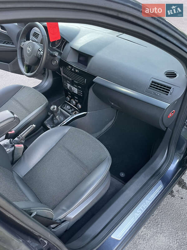 Универсал Opel Astra 2010 в Ровно