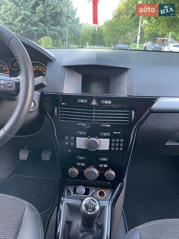 Универсал Opel Astra 2010 в Ровно
