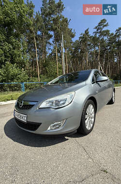 Хэтчбек Opel Astra 2011 в 
