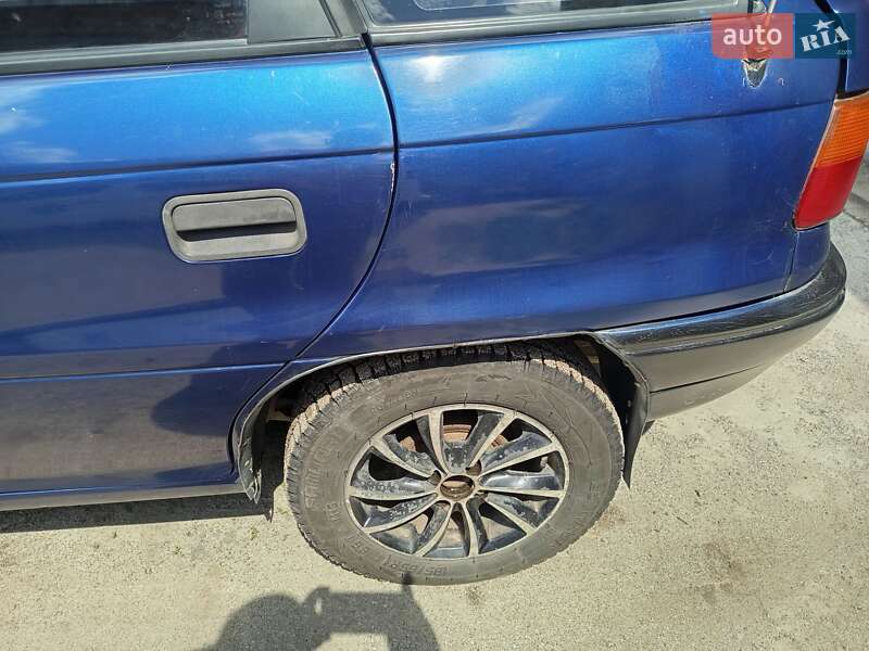 Хетчбек Opel Astra 1993 в Краснограді