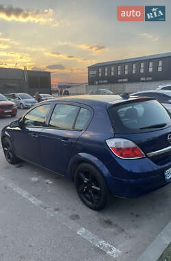 Хэтчбек Opel Astra 2005 в 