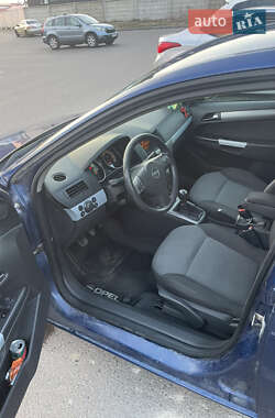 Хэтчбек Opel Astra 2005 в 