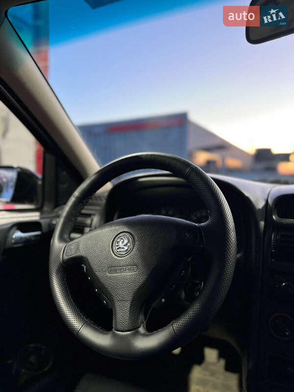 Седан Opel Astra 2006 в Новых Санжарах