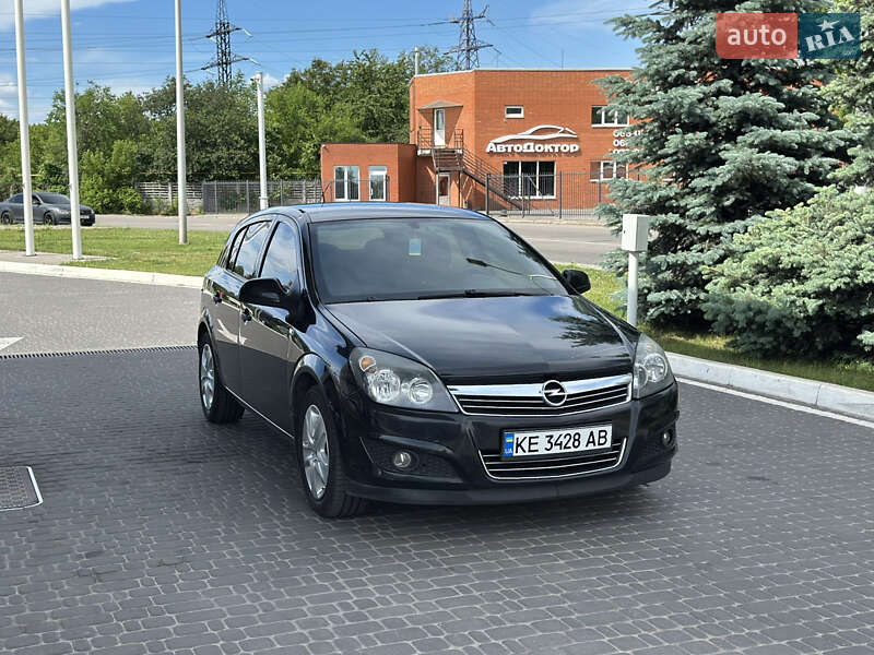 Хэтчбек Opel Astra 2011 в 