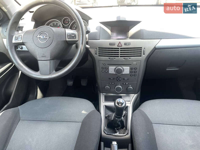 Хэтчбек Opel Astra 2005 в Тысменице