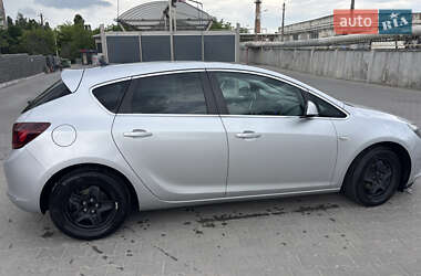 Хэтчбек Opel Astra 2014 в 