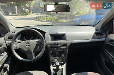 Хэтчбек Opel Astra 2005 в 