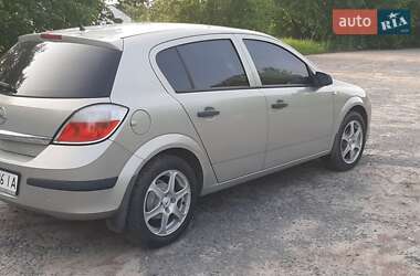 Хэтчбек Opel Astra 2005 в 