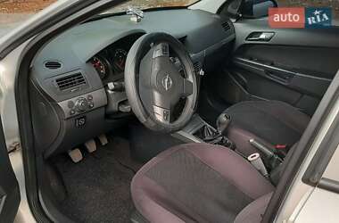 Хэтчбек Opel Astra 2005 в 