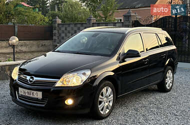 Універсал Opel Astra 2010 в Рівному