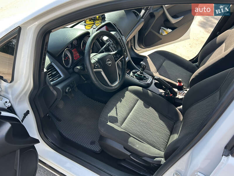 Універсал Opel Astra 2012 в Первомайську