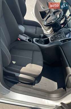 Универсал Opel Astra 2013 в 