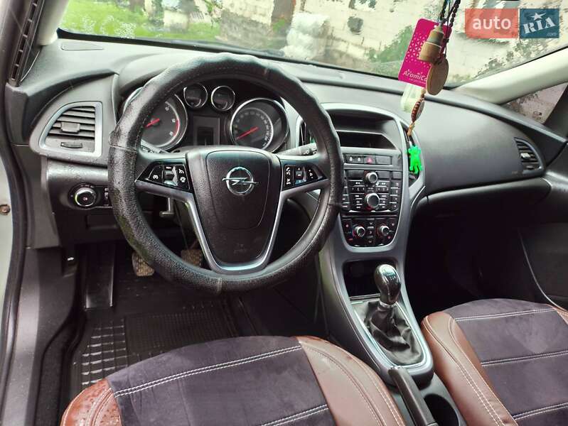 Универсал Opel Astra 2014 в Казатине