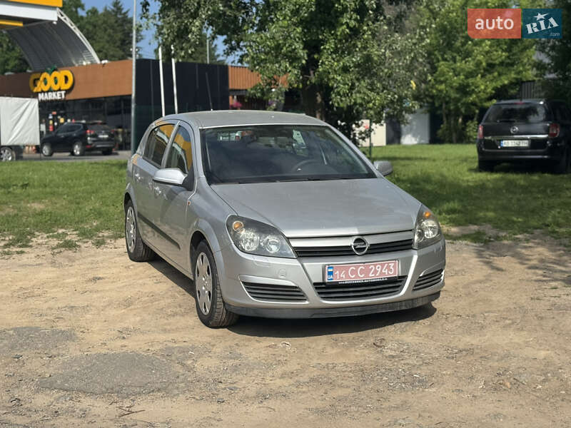 Хэтчбек Opel Astra 2005 в 
