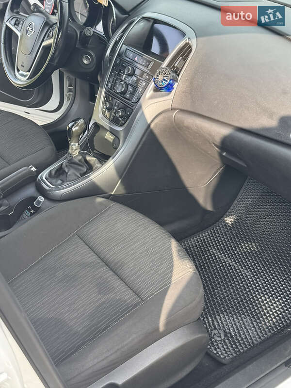 Універсал Opel Astra 2015 в Тернополі