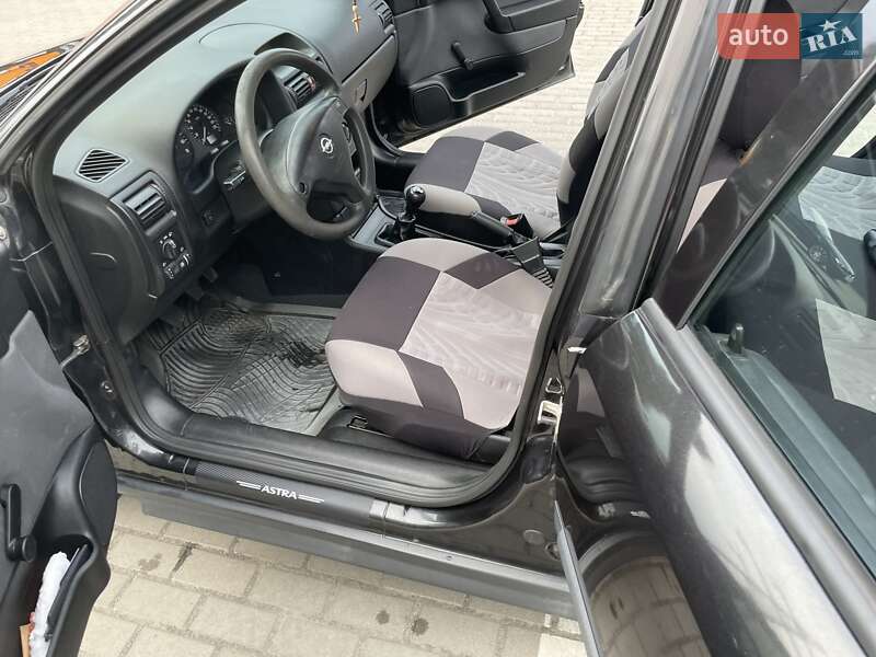 Седан Opel Astra 2008 в Великому Березному