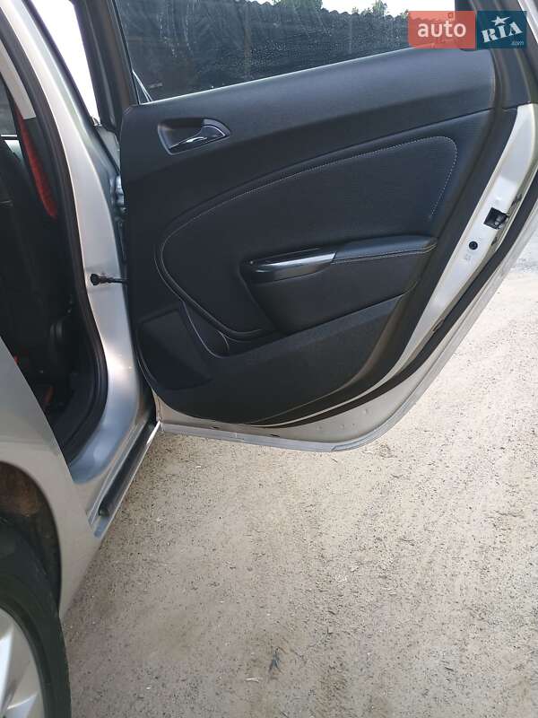 Універсал Opel Astra 2011 в Бурштині