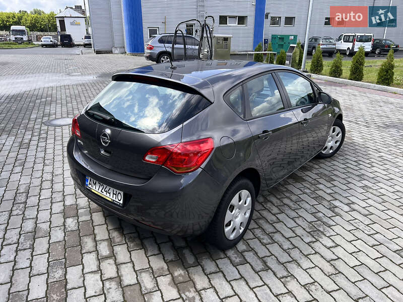 Хэтчбек Opel Astra 2011 в Малине