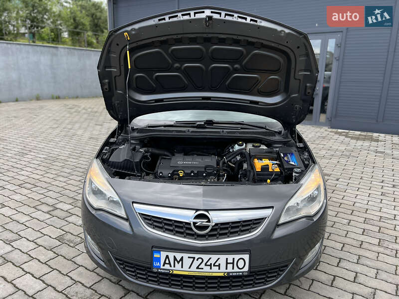 Хэтчбек Opel Astra 2011 в Малине