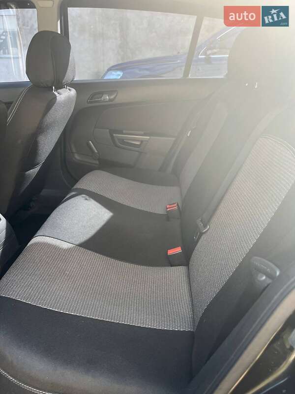 Хэтчбек Opel Astra 2005 в Могилев-Подольске
