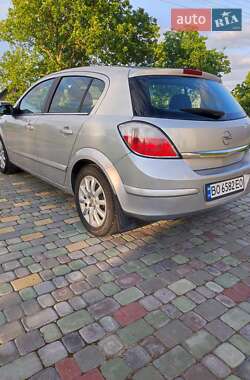 Хэтчбек Opel Astra 2004 в 