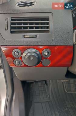 Хэтчбек Opel Astra 2004 в 