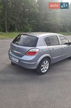 Хэтчбек Opel Astra 2004 в 