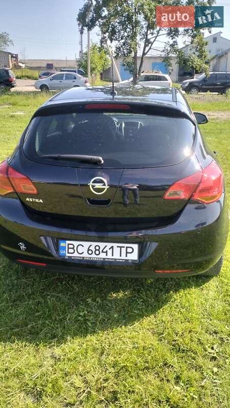 Хэтчбек Opel Astra 2011 в Радехове