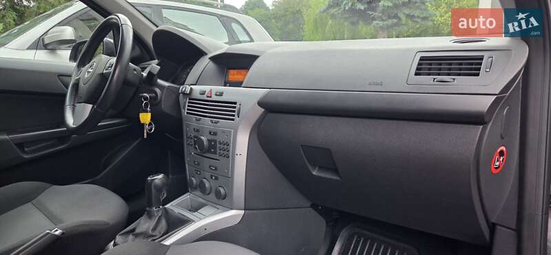 Універсал Opel Astra 2011 в Тернополі