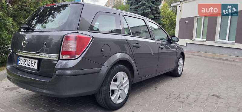 Універсал Opel Astra 2011 в Тернополі