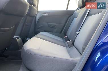 Хэтчбек Opel Astra 2006 в 