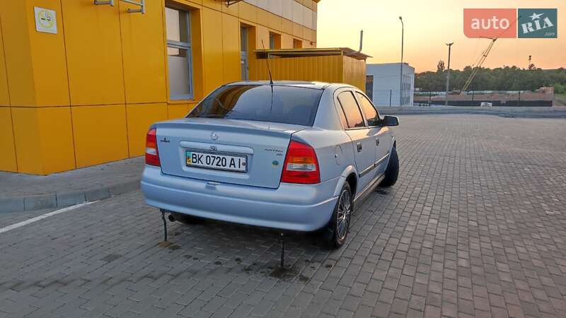 Седан Opel Astra 2004 в Рівному