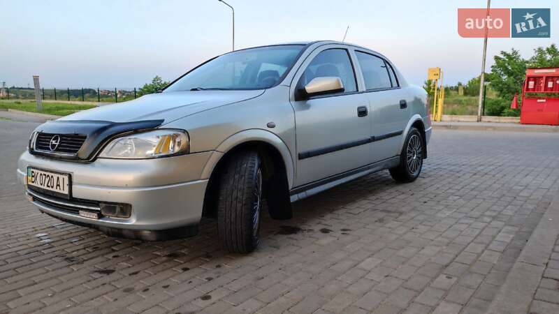 Седан Opel Astra 2004 в Рівному